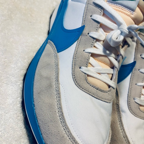 Almost Brand New Men’s NIKE 1972 Sneakers. - box 27 - Picture 4 of 7